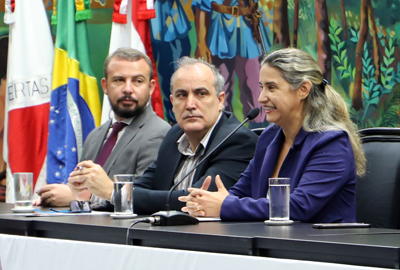A contadora Geneci mediou os debates (Foto: Thiago Rios)